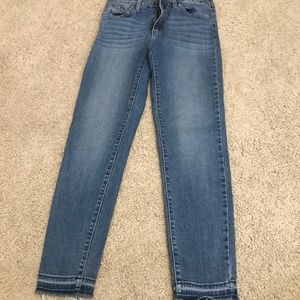 Ankle high rise skinny jeans.